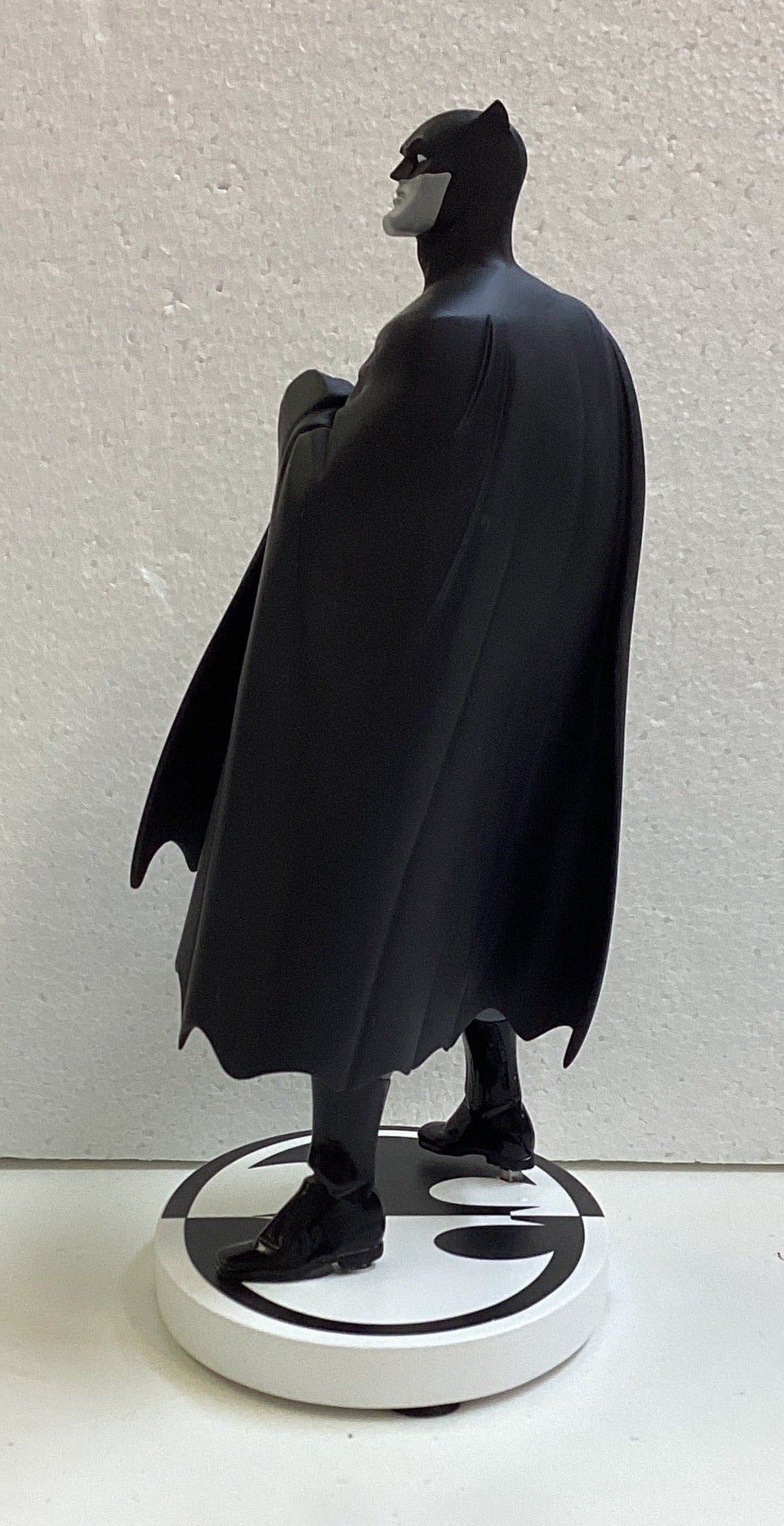 Batman Black & White Statue Darwyn Cooke 2nd Ed – Excalibur